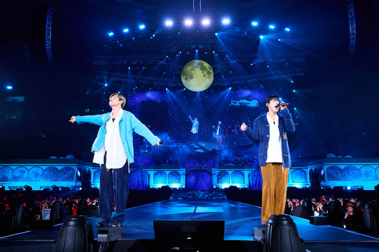 「TOHOSHINKI FANCLUB EVENT Bigreastrain 2025」でパフォーマンスするチャンミン（左）とユンホ