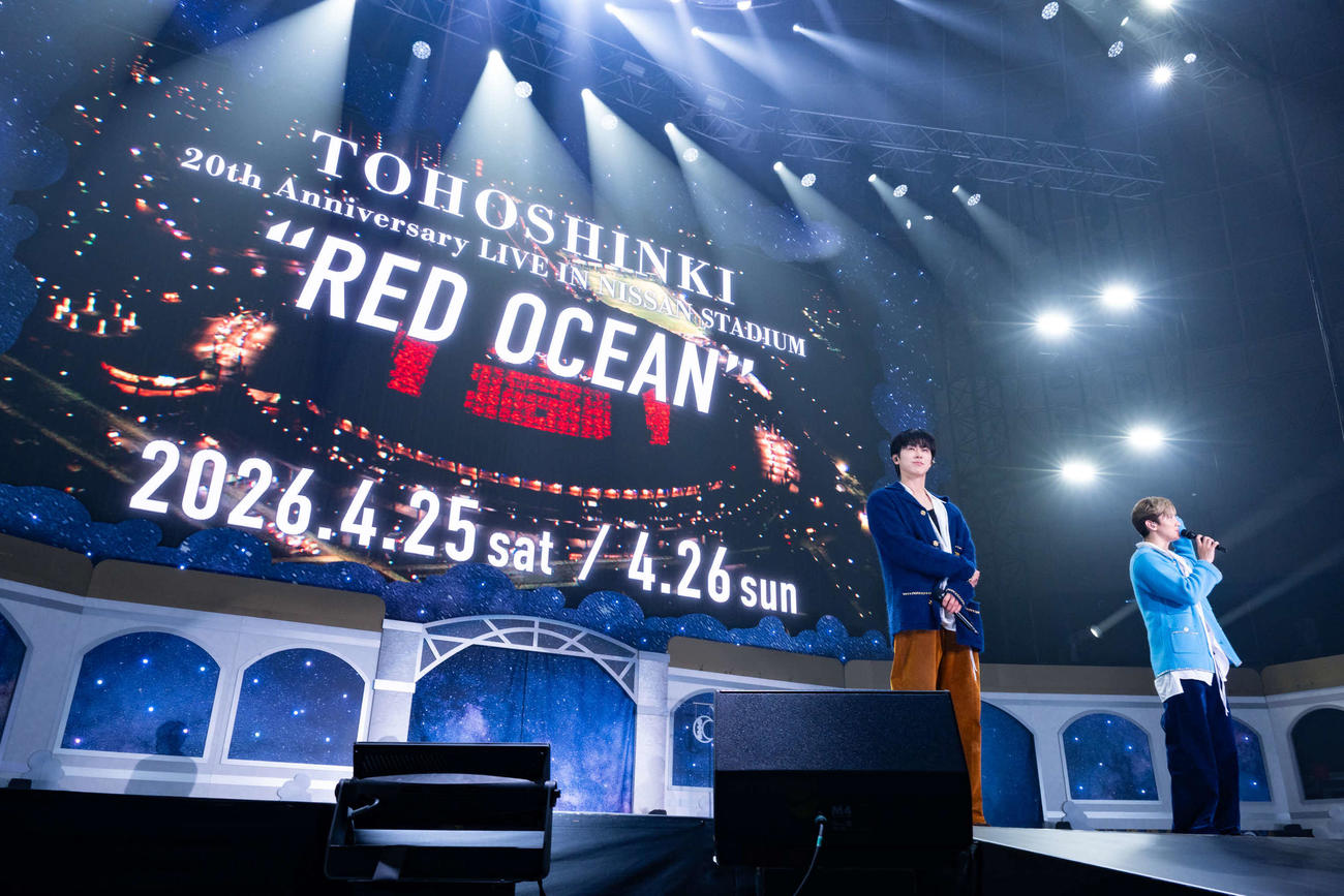 日産スタジアム公演開催を発表するユンホ（左）とチャンミン