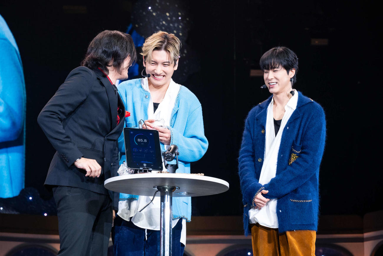 「TOHOSHINKI FANCLUB EVENT Bigeastrain 2025」で企画に挑戦するチャンミン（中央）とユンホ（右）