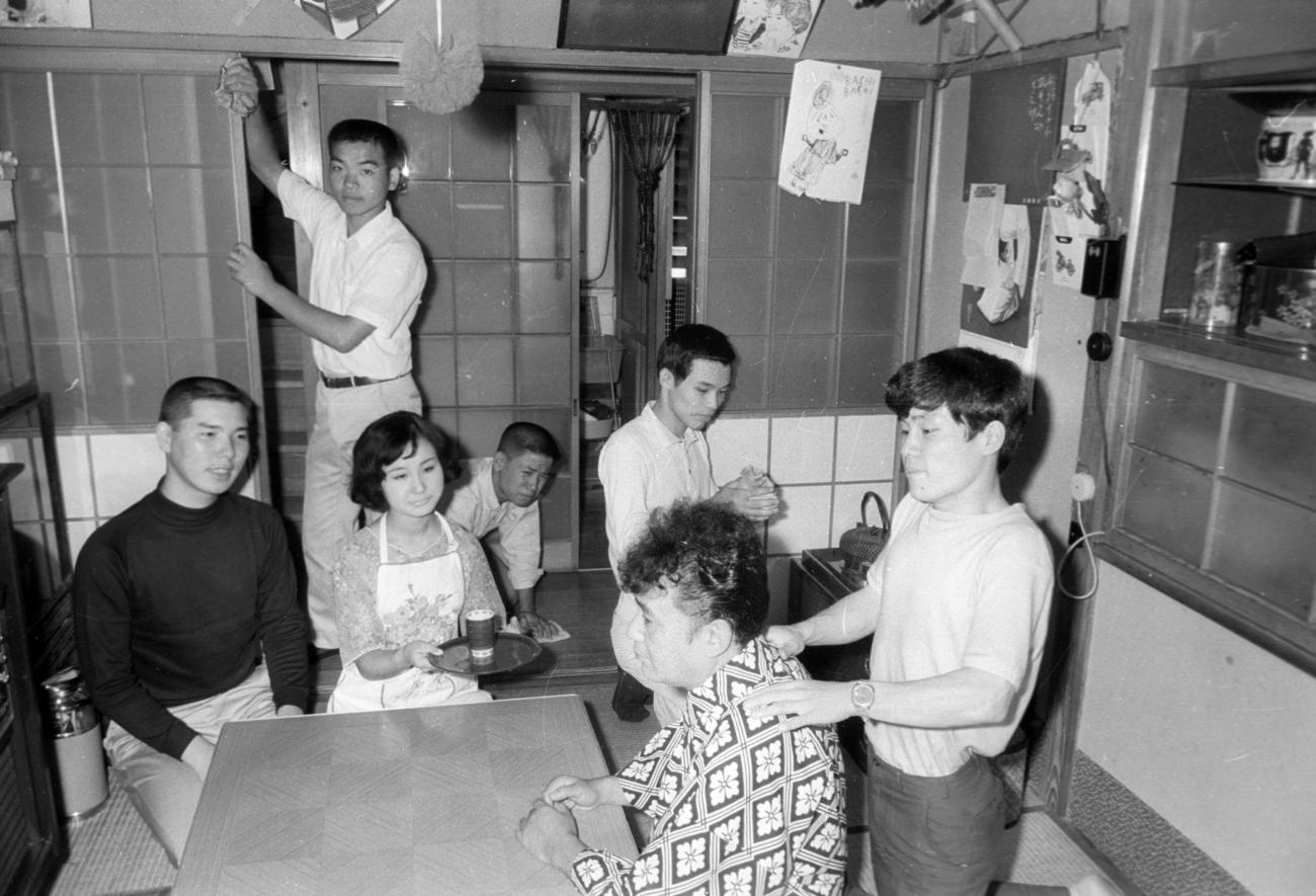 初代林家三平と弟子たち。（左から）ばん平、パー子、太平、三平師匠、ペー平、（後方左）もん平、（同右）活平（1968年8月撮影）