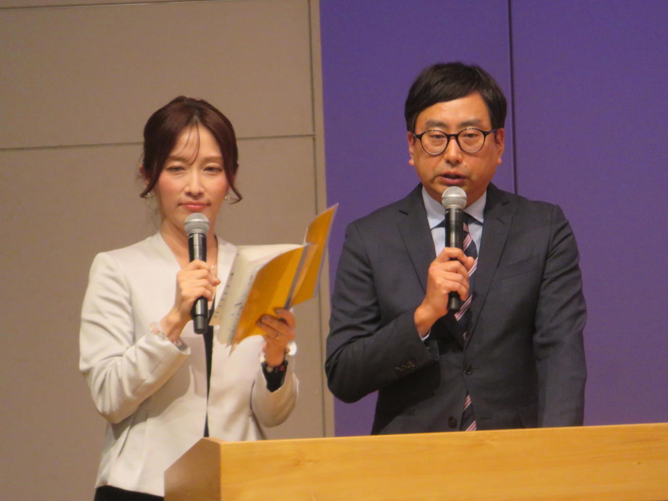 MCを務める亀井京子アナ（左）とおいでやす小田（撮影・川田和博）