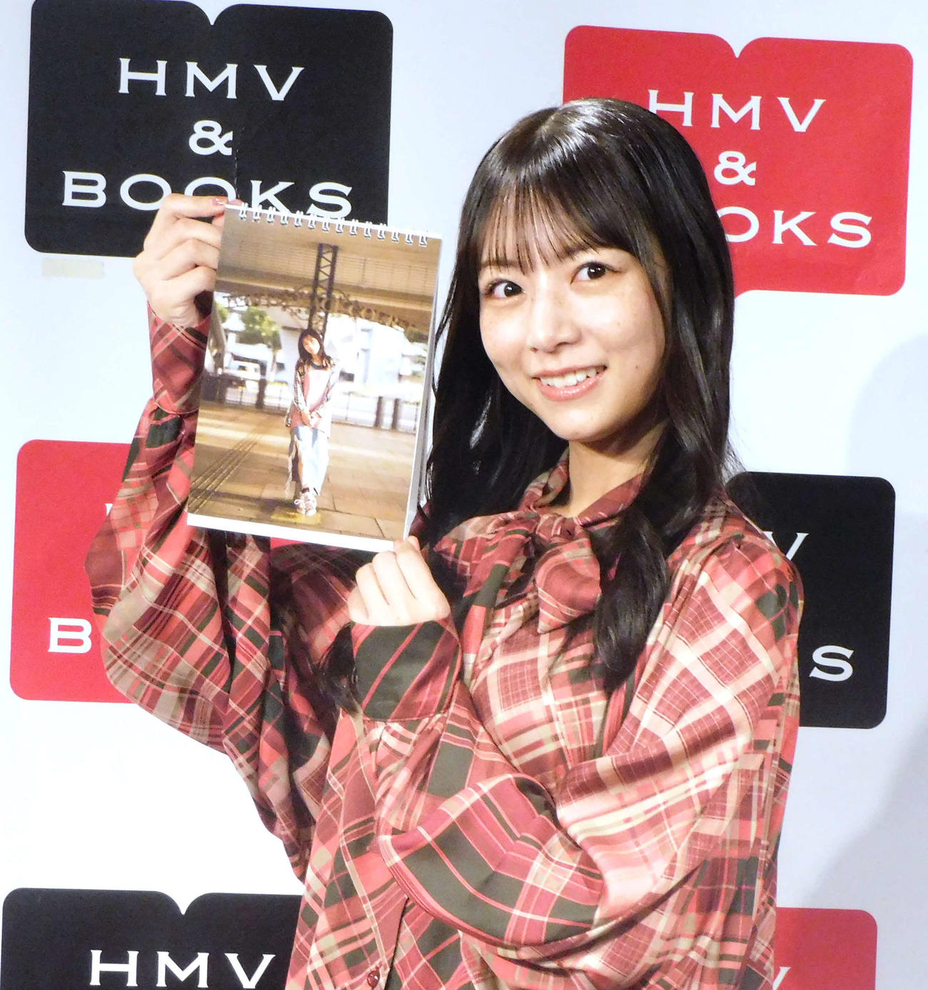 自身のカレンダーの発売記念取材会を行った北野日奈子（撮影・寺本吏輝）
