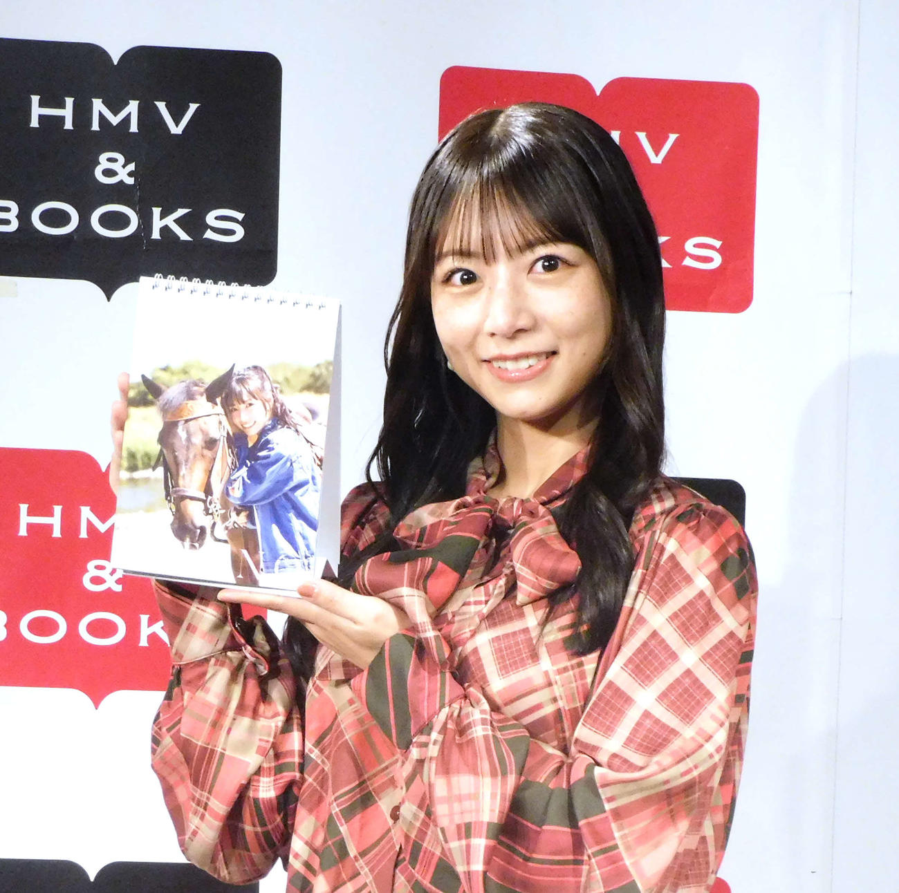 自身のカレンダーの発売記念取材会を行った北野日奈子（撮影・寺本吏輝）