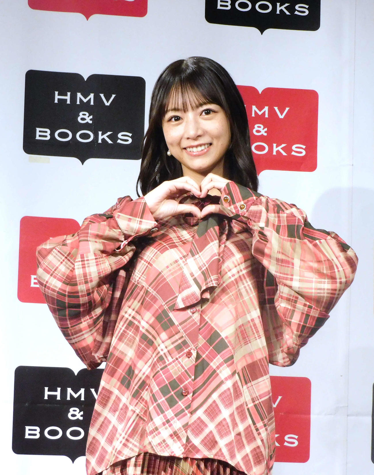 自身のカレンダーの発売記念取材会を行った北野日奈子（撮影・寺本吏輝）