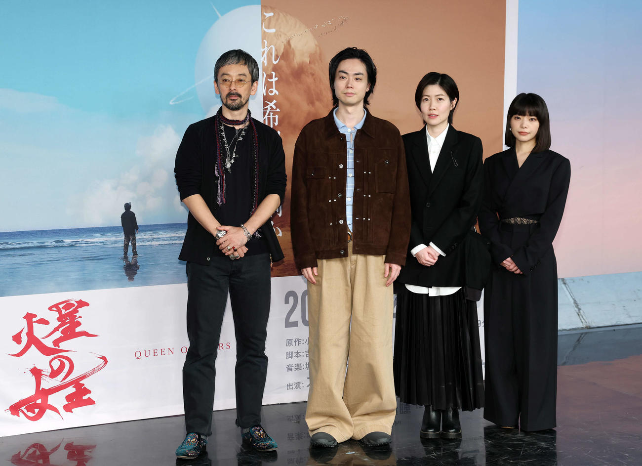 NHK放送100年特集ドラマ「火星の女王」試写会でフォトセッションに臨む、左から滝藤賢一、菅田将暉、シム・ウンギョン、岸井ゆきの（撮影・宮地輝）