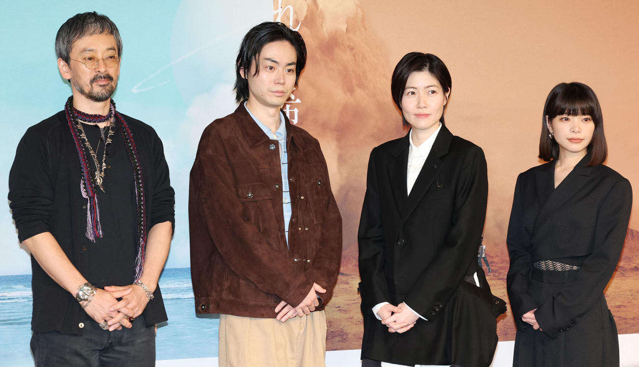NHK放送100年特集ドラマ「火星の女王」試写会でフォトセッションに臨む、左から滝藤賢一、菅田将暉、シム・ウンギョン、岸井ゆきの（撮影・宮地輝）