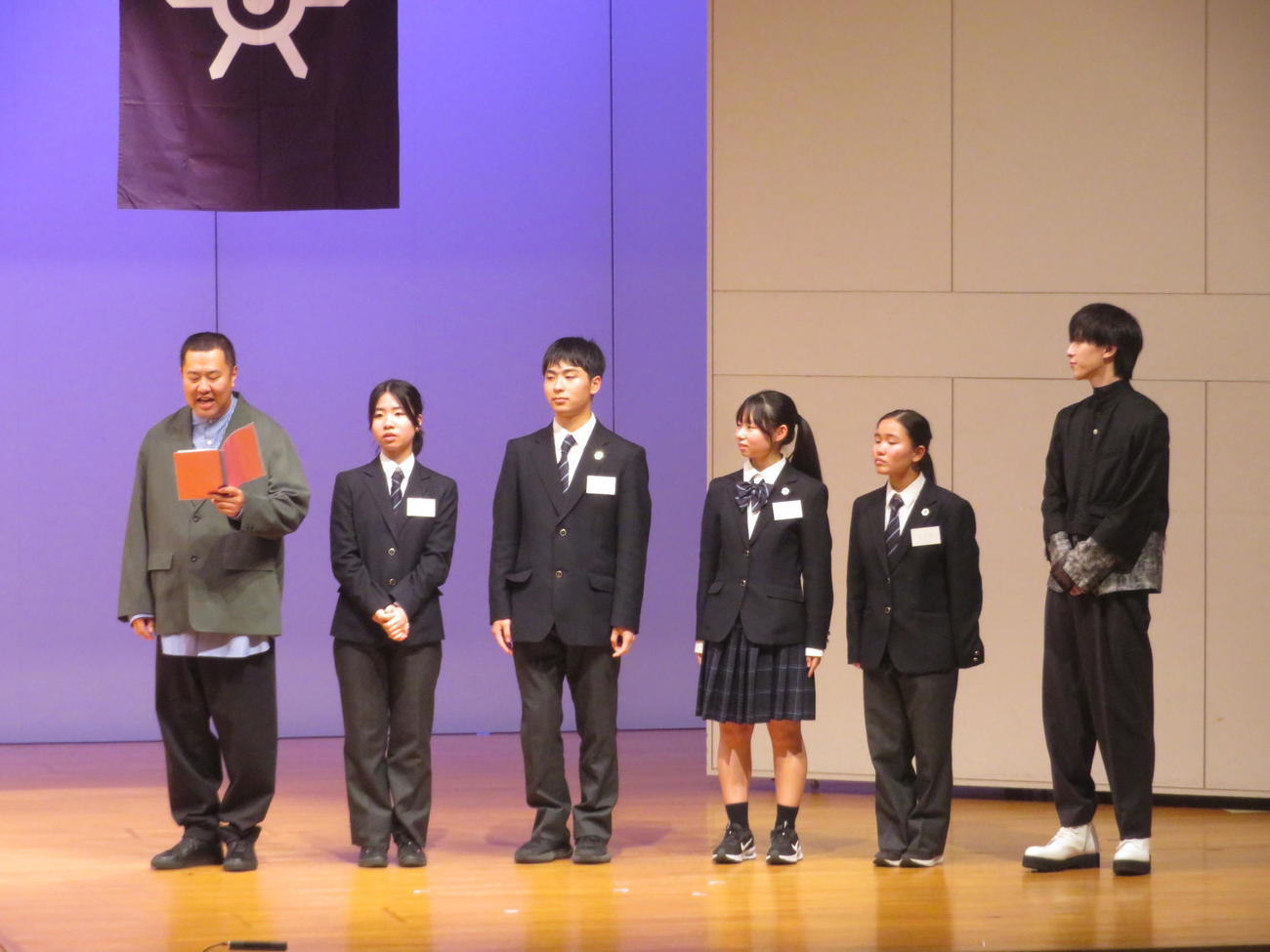 薬物乱用防止運動をコント形式で披露するチームとにかく明るい安村（撮影・川田和博）