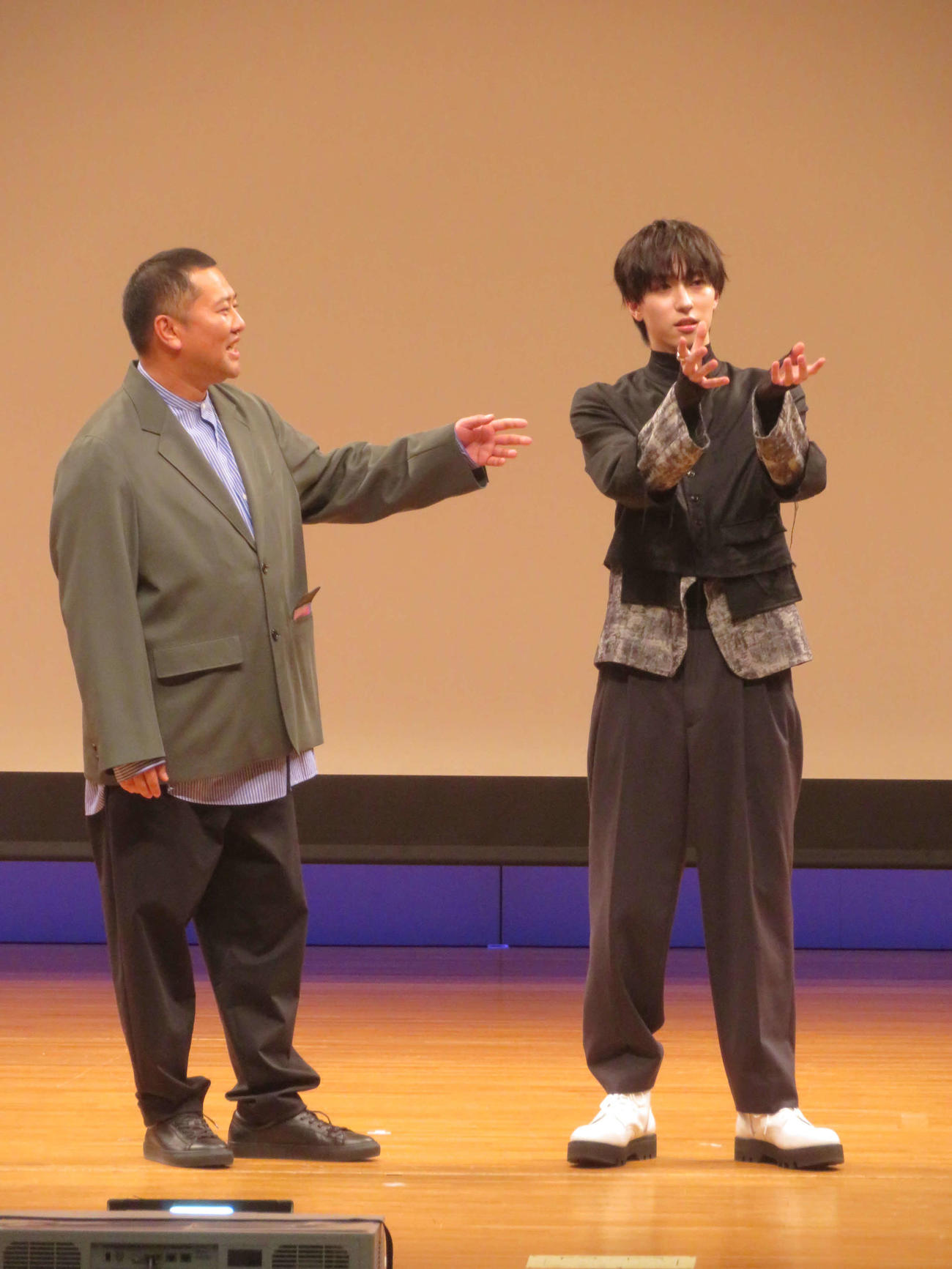 薬物乱用防止運動をコント形式で展開する、とにかく明るい安村（左）と四谷真佑（撮影・川田和博）