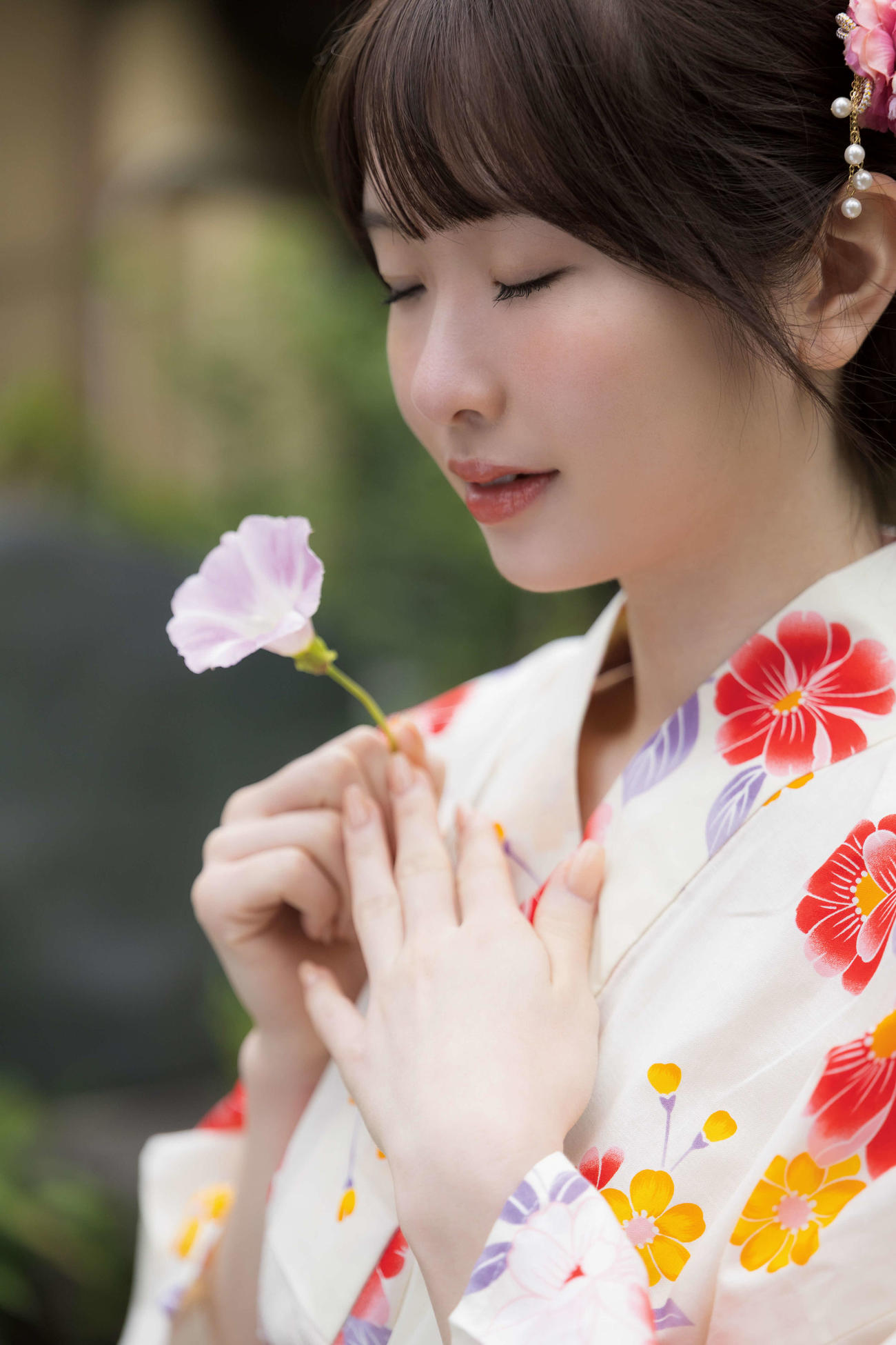 「白上咲花写真集　Blooming」のカット（C）Futabasha Publishers Ltd.2025