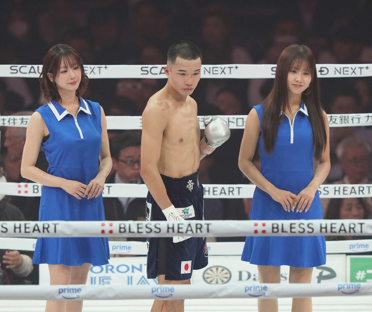 バンタム級10回戦　増田陸対ホセ・カルデロン　ポーズを決める増田陸とラウンドガールのあらた唯、森脇梨々夏（撮影・井上学）