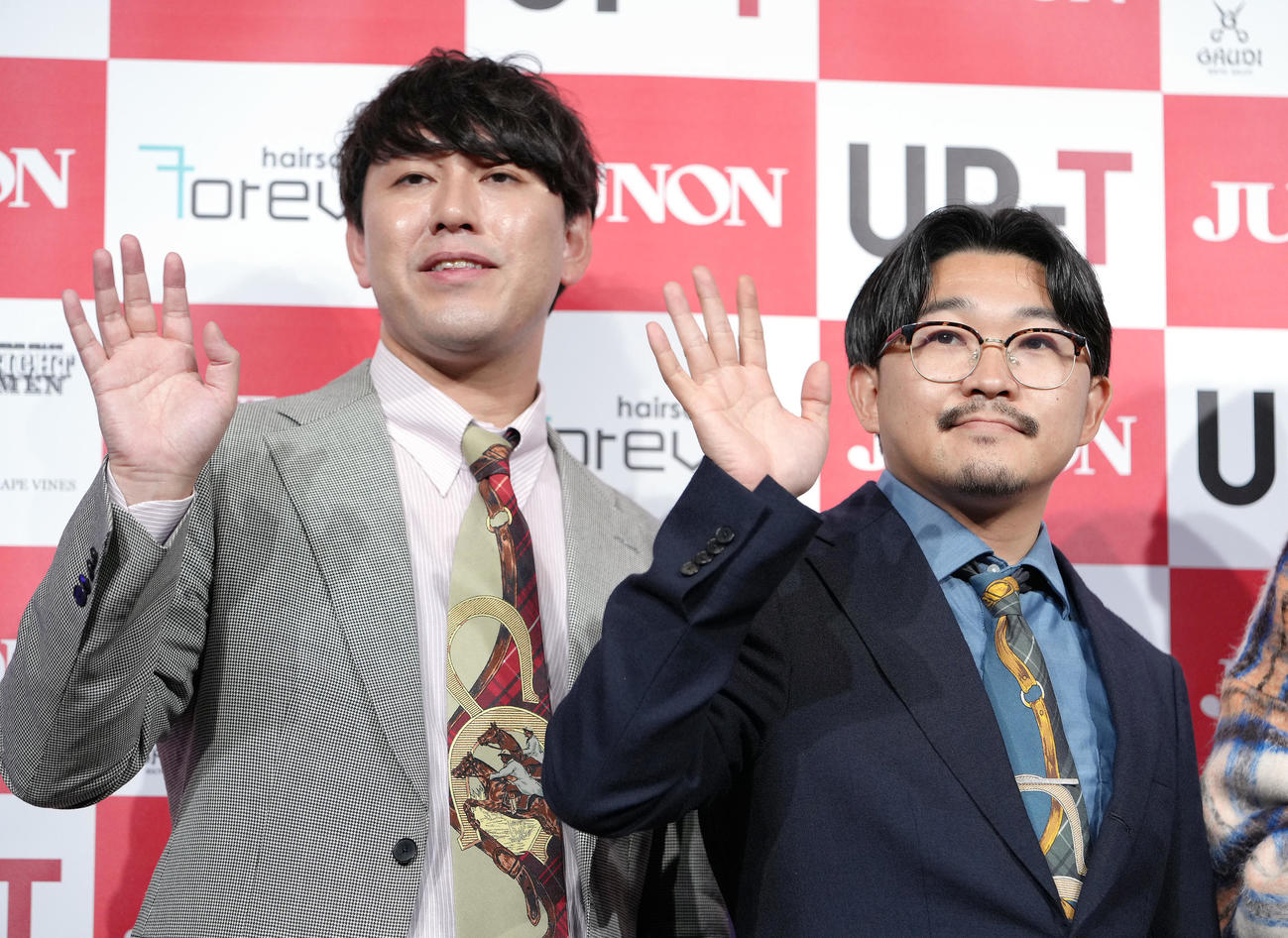 オズワルドの畠中悠（左）と伊藤俊介（2024年11月撮影）