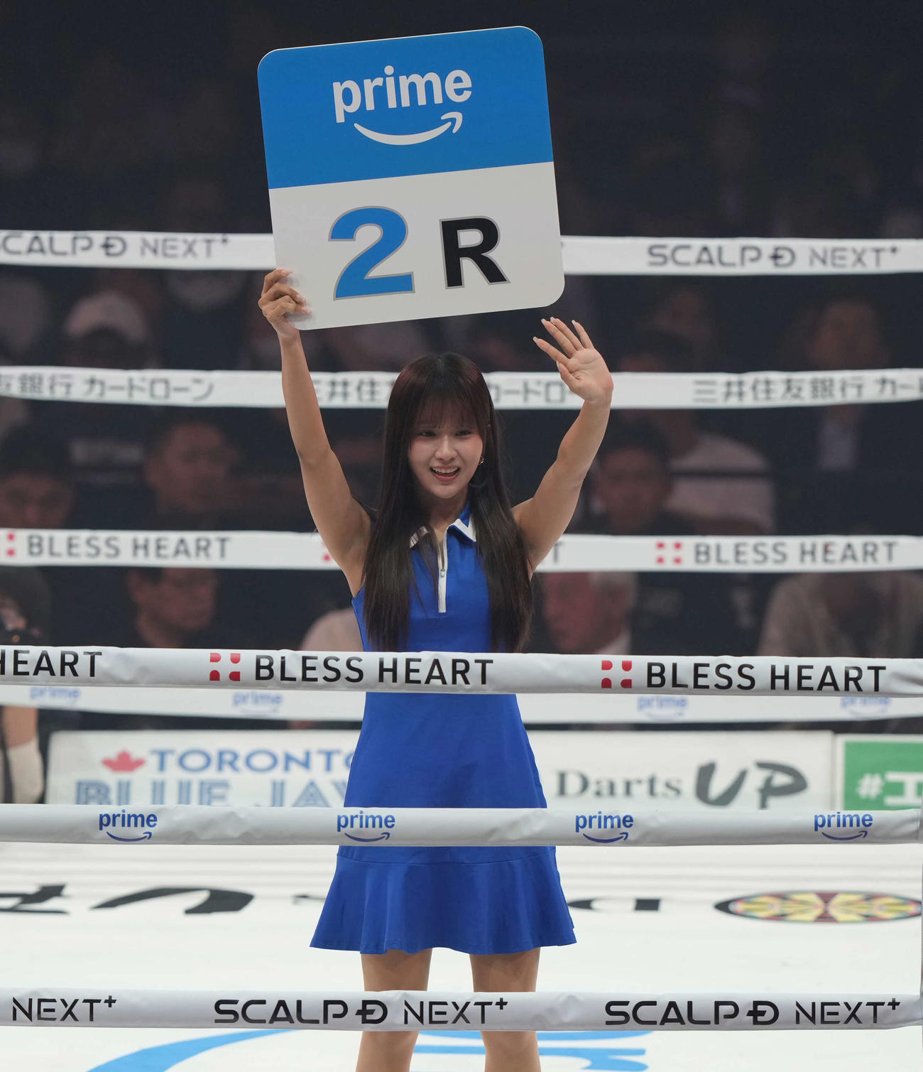 バンタム級10回戦　増田陸対ホセ・カルデロン　リングを彩るラウンドガールの森脇梨々夏（撮影・井上学）