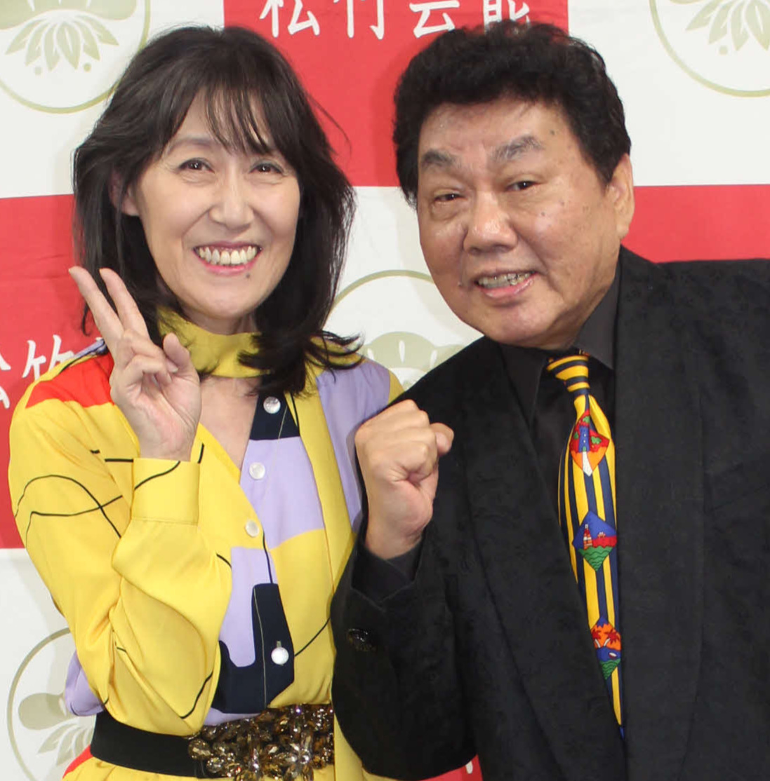横山ひろし（右）と春けいこ