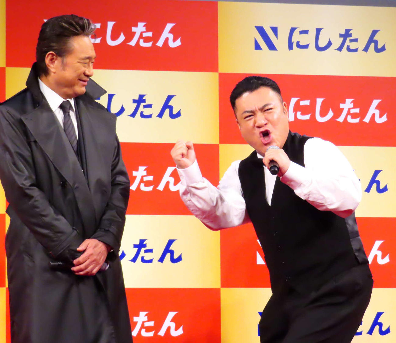 あいさつギャグを披露するアンタッチャブル山崎弘也（右）と、見守る船越英一郎