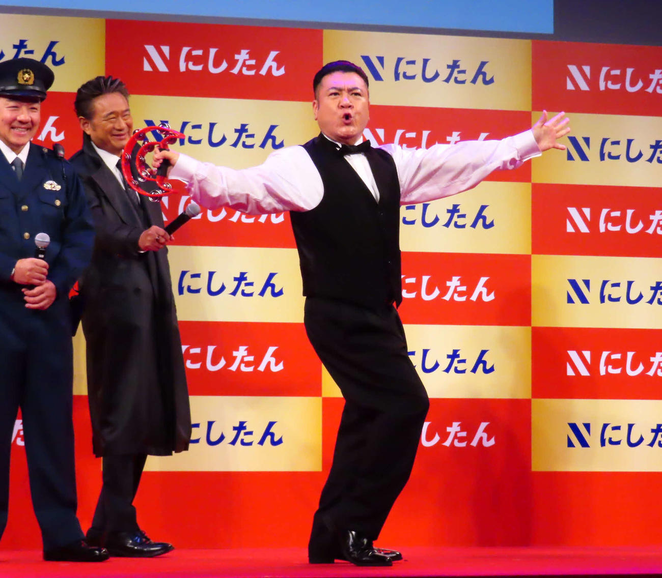 タンバリンを手に踊るアンタッチャブル山崎弘也（中央）