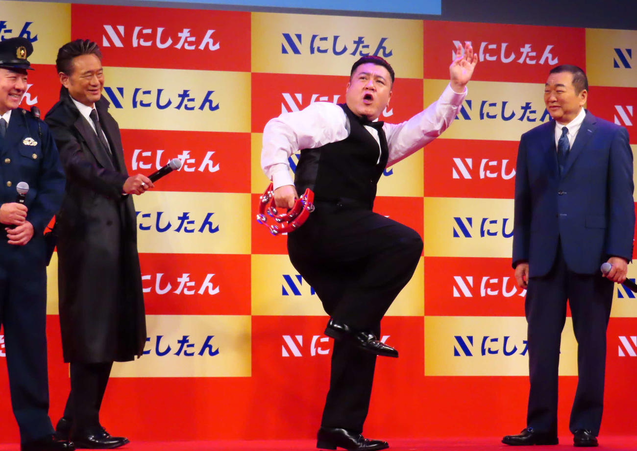 タンバリンを手に踊るアンタッチャブル山崎弘也（中央）