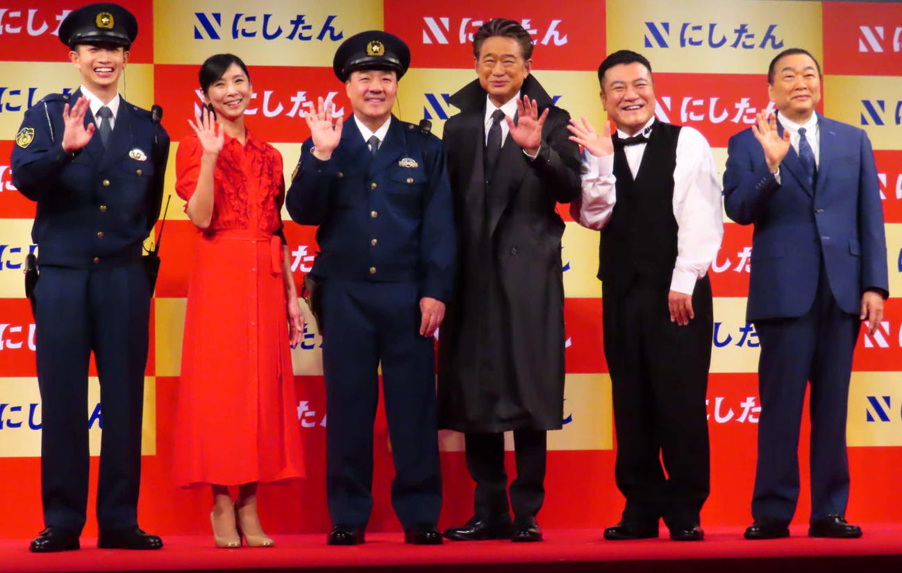 にしたんクリニック新CM発表会に出席した、左から綱啓永、黒木瞳、西村誠司社長、船越英一郎、山崎弘也、見城徹氏