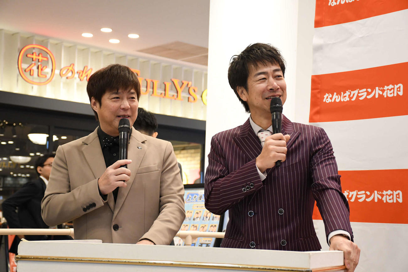 「なんばグランド花月　38周年キャンペーン」イベントに登場したテンダラー白川悟実（左）と浜本広晃（撮影・阪口孝志）