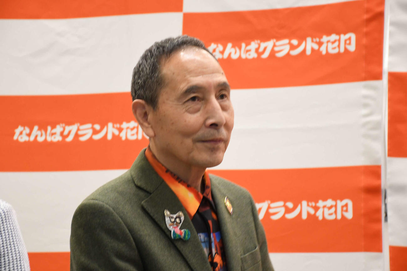 「なんばグランド花月　38周年キャンペーン」イベントに登場したザ・ぼんち、里見まさと（撮影・阪口孝志）