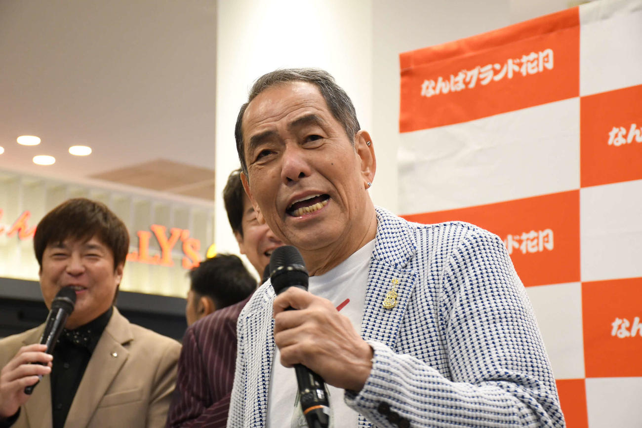 「なんばグランド花月　38周年キャンペーン」イベントに登場したザ・ぼんち、ぼんちおさむ（撮影・阪口孝志）