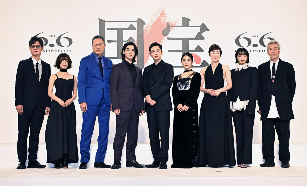 映画「国宝」完成報告会に勢ぞろいした出演者たち。左から李相日監督、森七菜、渡辺謙、横浜流星、吉沢亮、高畑充希、寺島しのぶ、見上愛、田中泯＝2025年4月23日