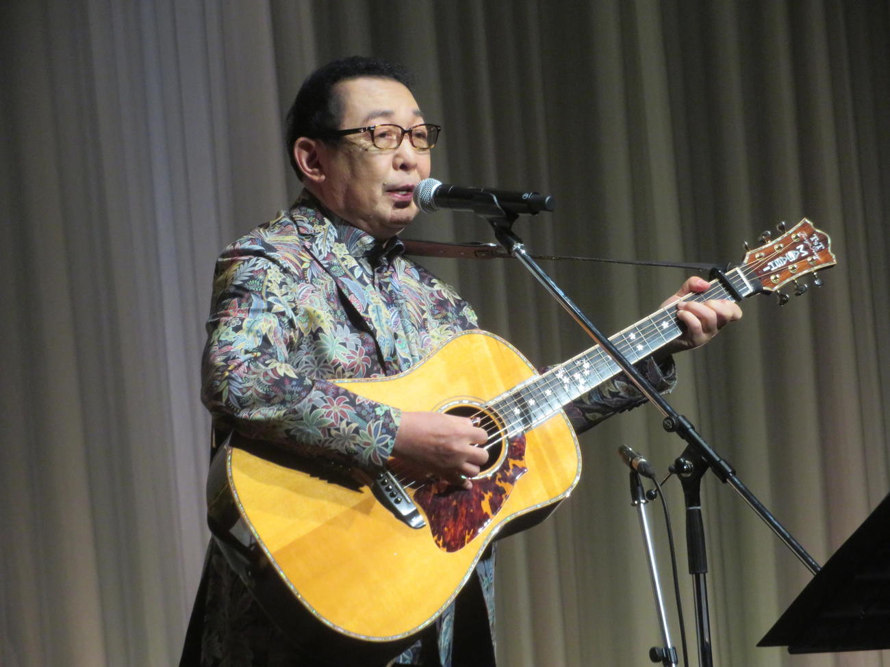 岩谷時子賞を受賞し「いのちの理由」を歌唱するさだまさし（撮影・川田和博）