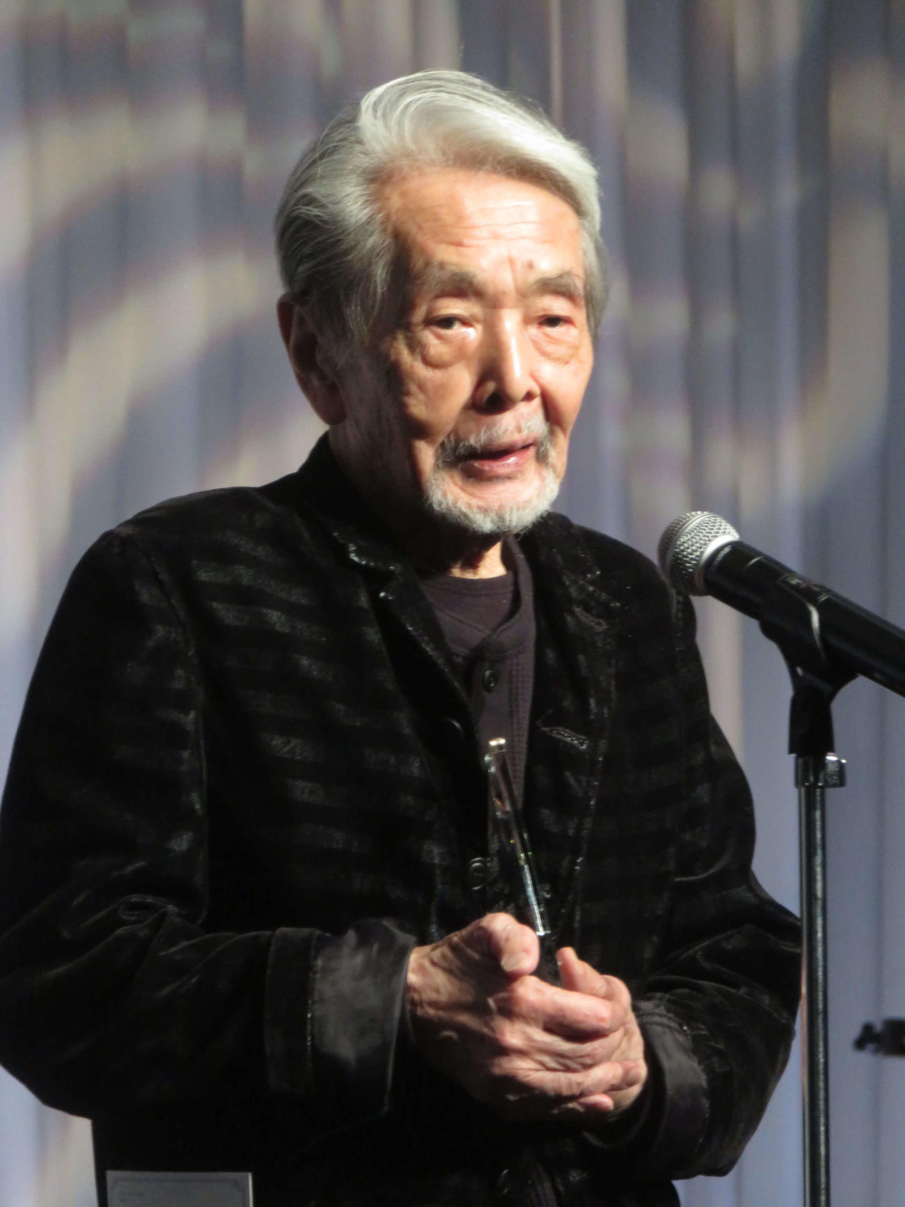 岩谷時子賞功労賞を受賞しスピーチする宇野亞喜良氏（撮影・川田和博）