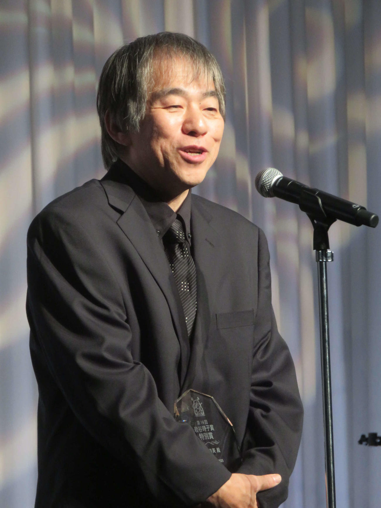岩谷時子賞特別賞を受賞しスピーチする大友良英（撮影・川田和博）