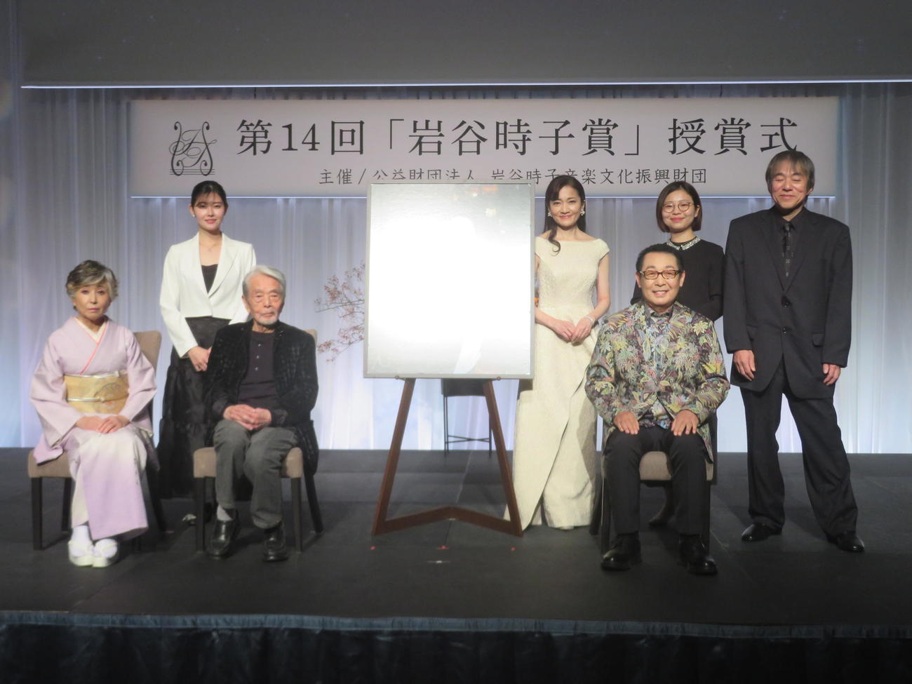 第14回「岩谷時子賞」授賞式に出席した、前列左から竹下景子、宇野亞喜良氏、さだまさし、後列左から堀内優里、島田歌穂、中川優芽花、大友良英（撮影・川田和博）