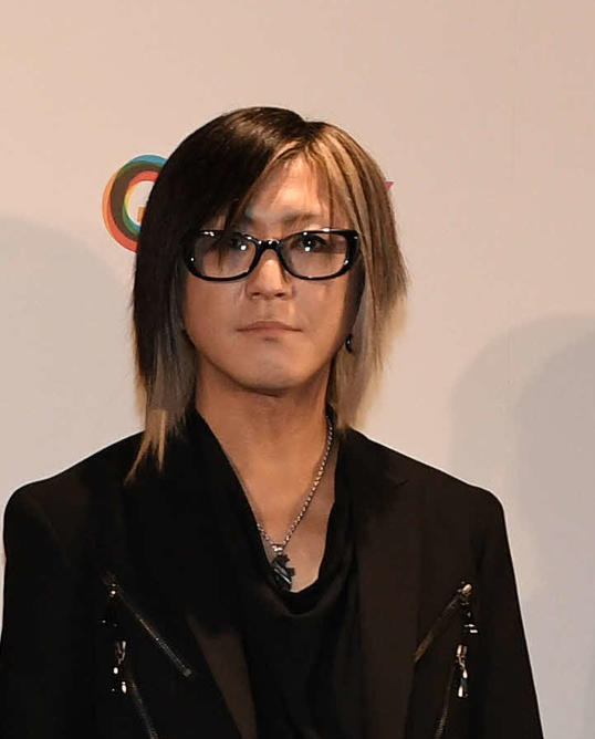 デビュー25周年公約発表会のフォトセッションで写真に納まるGLAYの、左からTAKURO、JIRO、HISASHI（撮影・鈴木みどり）