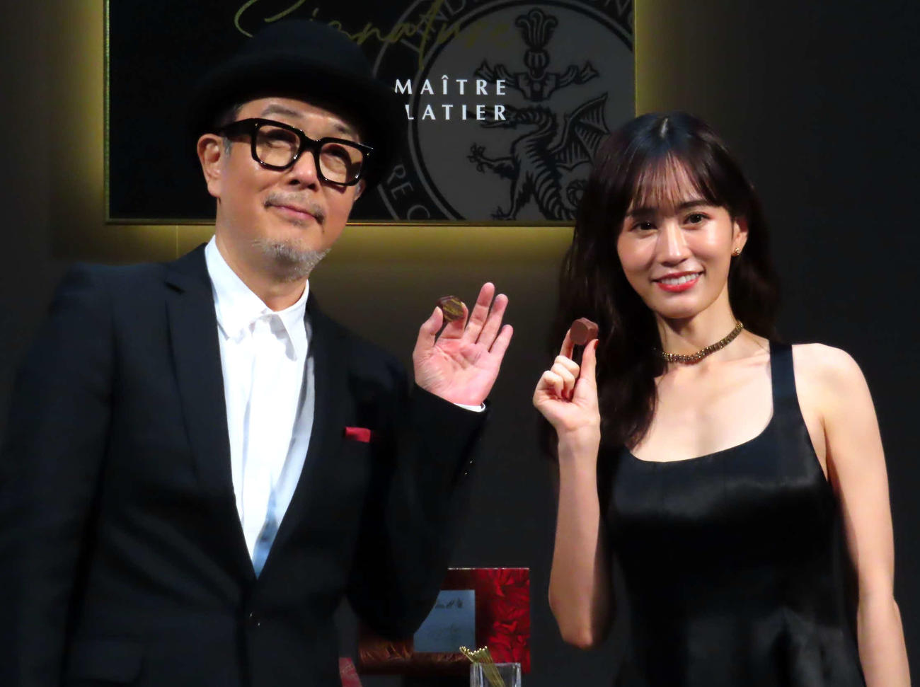 Lindt「シグネチャープラリネ」新商品発表会に出席したリリー・フランキー（左）と前田敦子