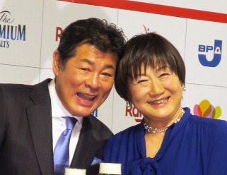 「いい夫婦パートナー・オブ・ザ・イヤー2022」授賞式で。左から、赤井英和、妻の赤井佳子さん
