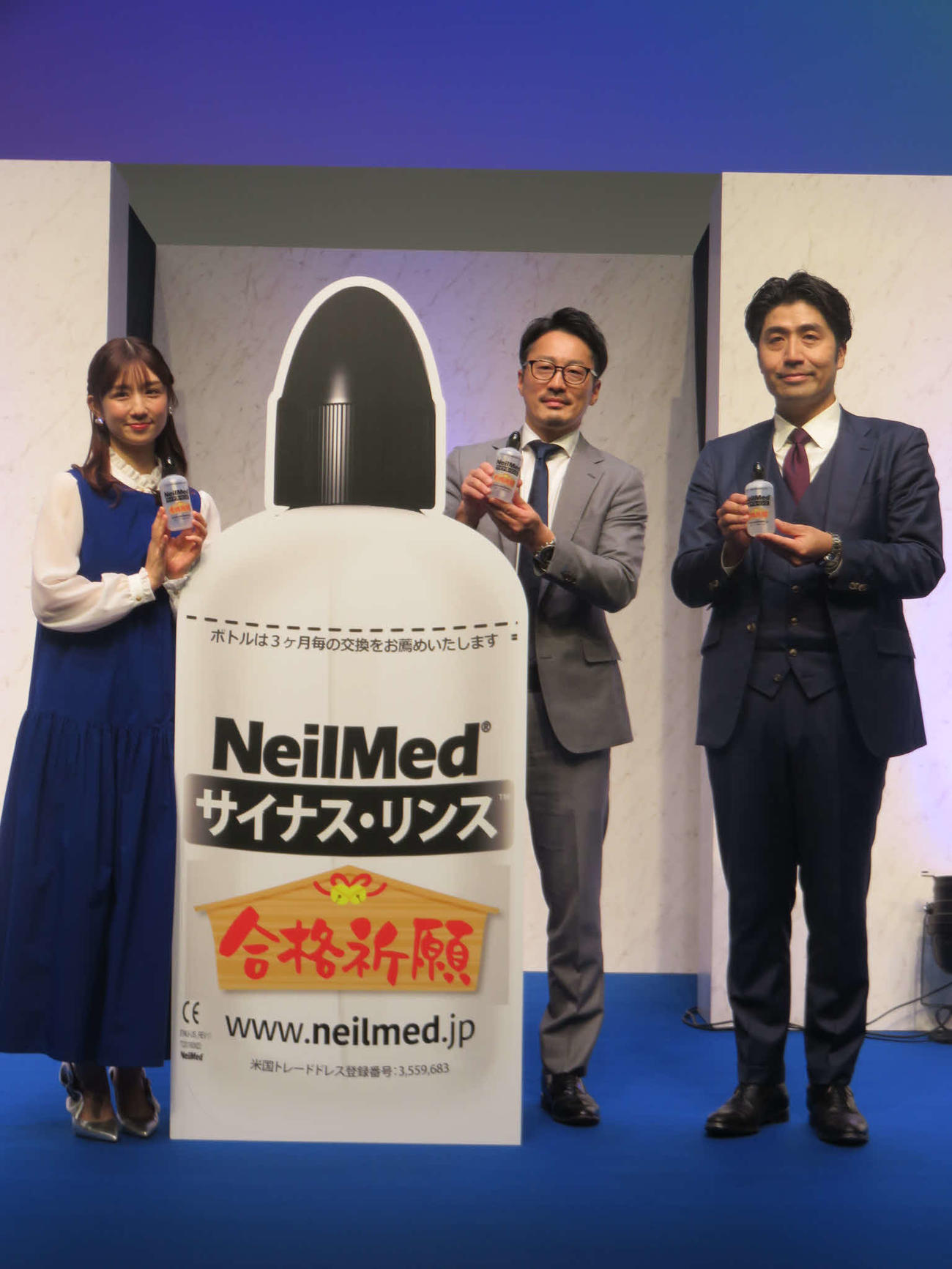 ニールメッド「サイナス・リンス受験生応援イベント」に出席した、左から小倉優子、唐木佑介ニールメッド社長、細川悠埼玉医科大講師