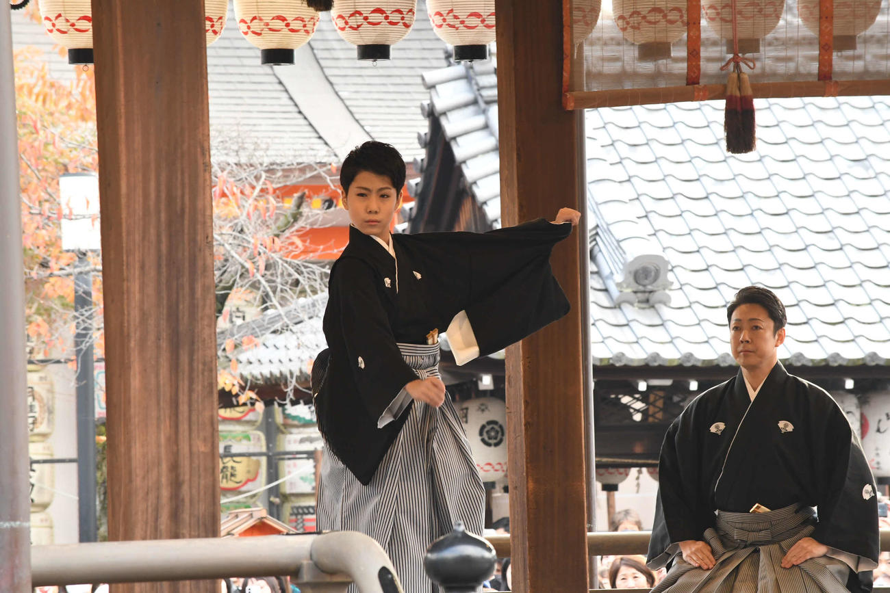 京都・八坂神社で「吉例顔見世興行　東西合同大歌舞伎」の成功を祈願し、奉納舞を舞う尾上菊之助（左）と見守る菊五郎（撮影・阪口孝志）