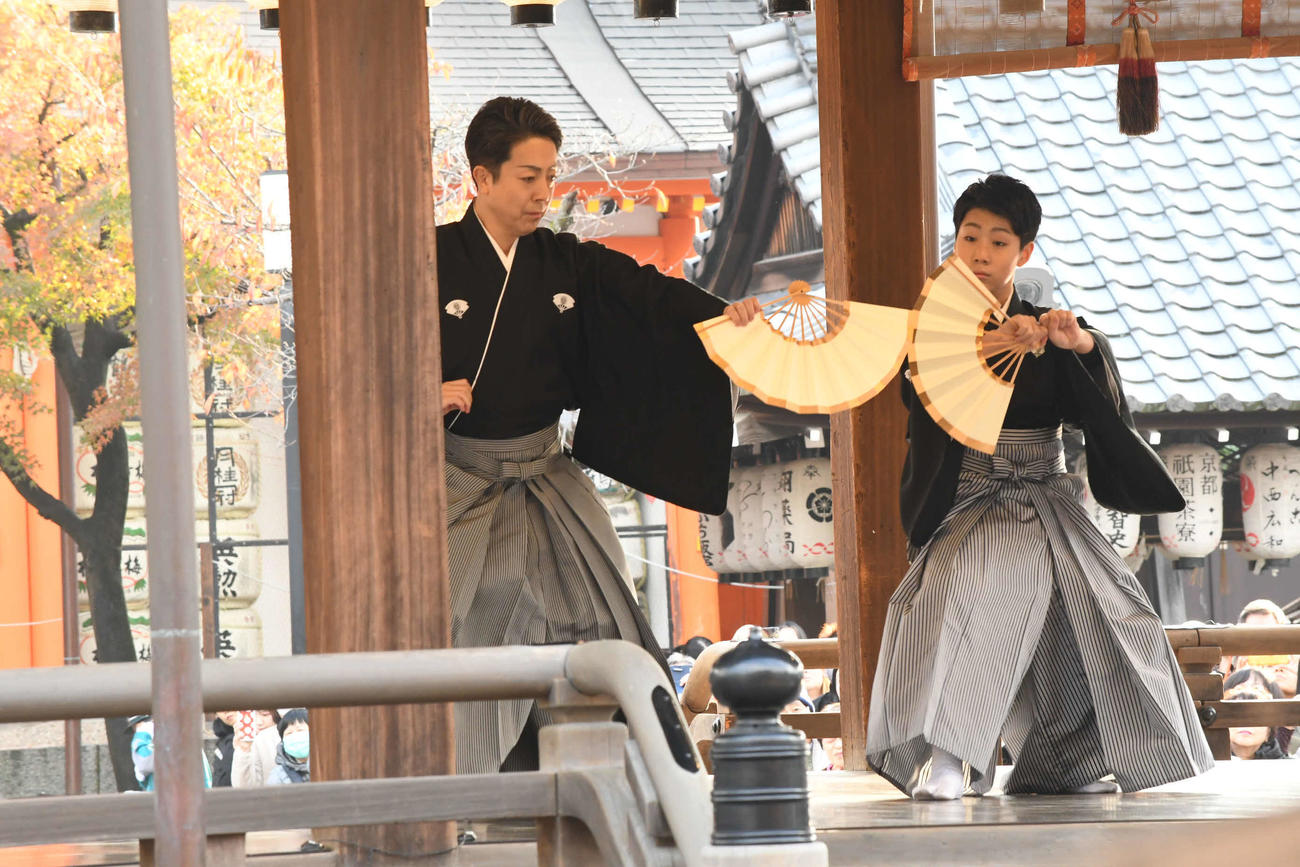 京都・八坂神社で「吉例顔見世興行　東西合同大歌舞伎」の成功を祈願し、奉納舞を舞う尾上菊五郎（左）と尾上菊之助（撮影・阪口孝志）