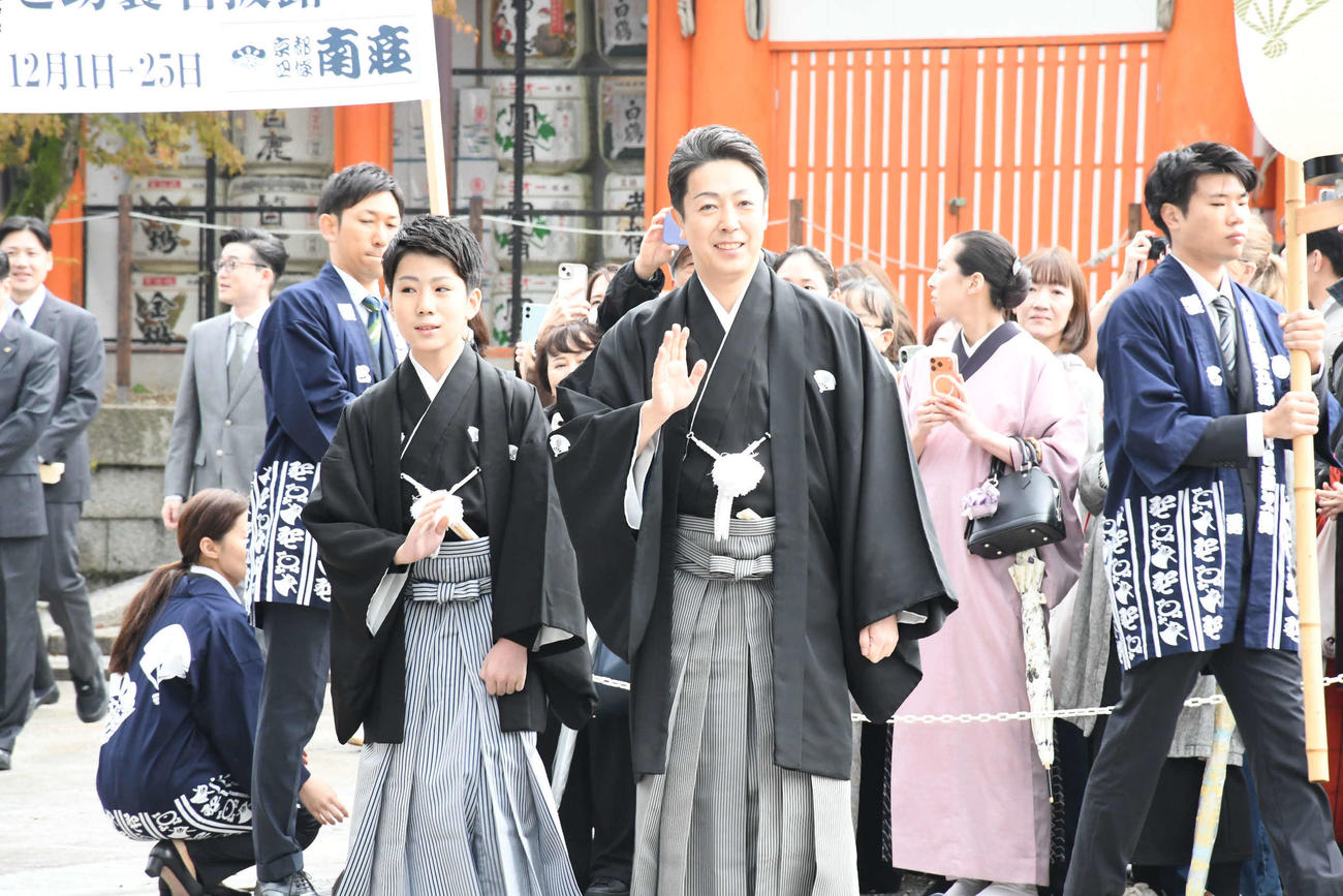 京都・八坂神社で「吉例顔見世興行　東西合同大歌舞伎」の成功祈願法要を執り行った尾上菊五郎（右）と尾上菊之助（撮影・阪口孝志）