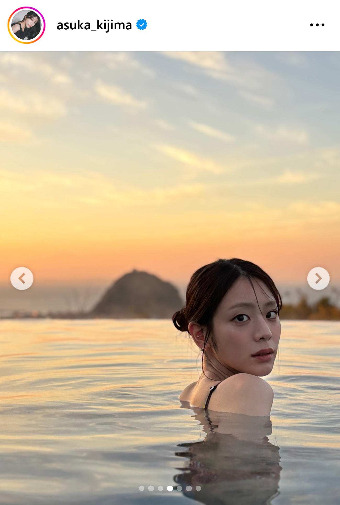 ビキニ姿でプールにつかる貴島明日香（貴島明日香のインスタグラムから）
