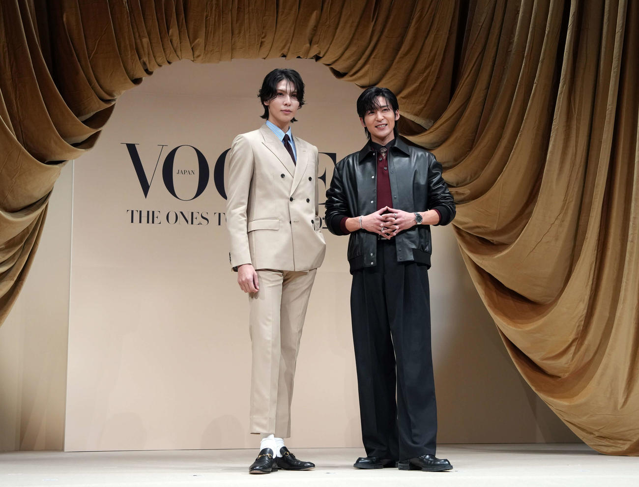 受賞したSnow Manのラウール（左）と目黒蓮（撮影・小島史椰）