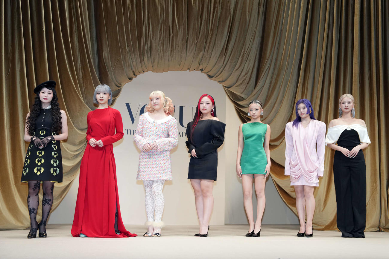 受賞したHANA。左からKOHARU、JISSO、MAHINA、CHIKA、YURI、NAOKO、MOMOKA（撮影・小島史椰）
