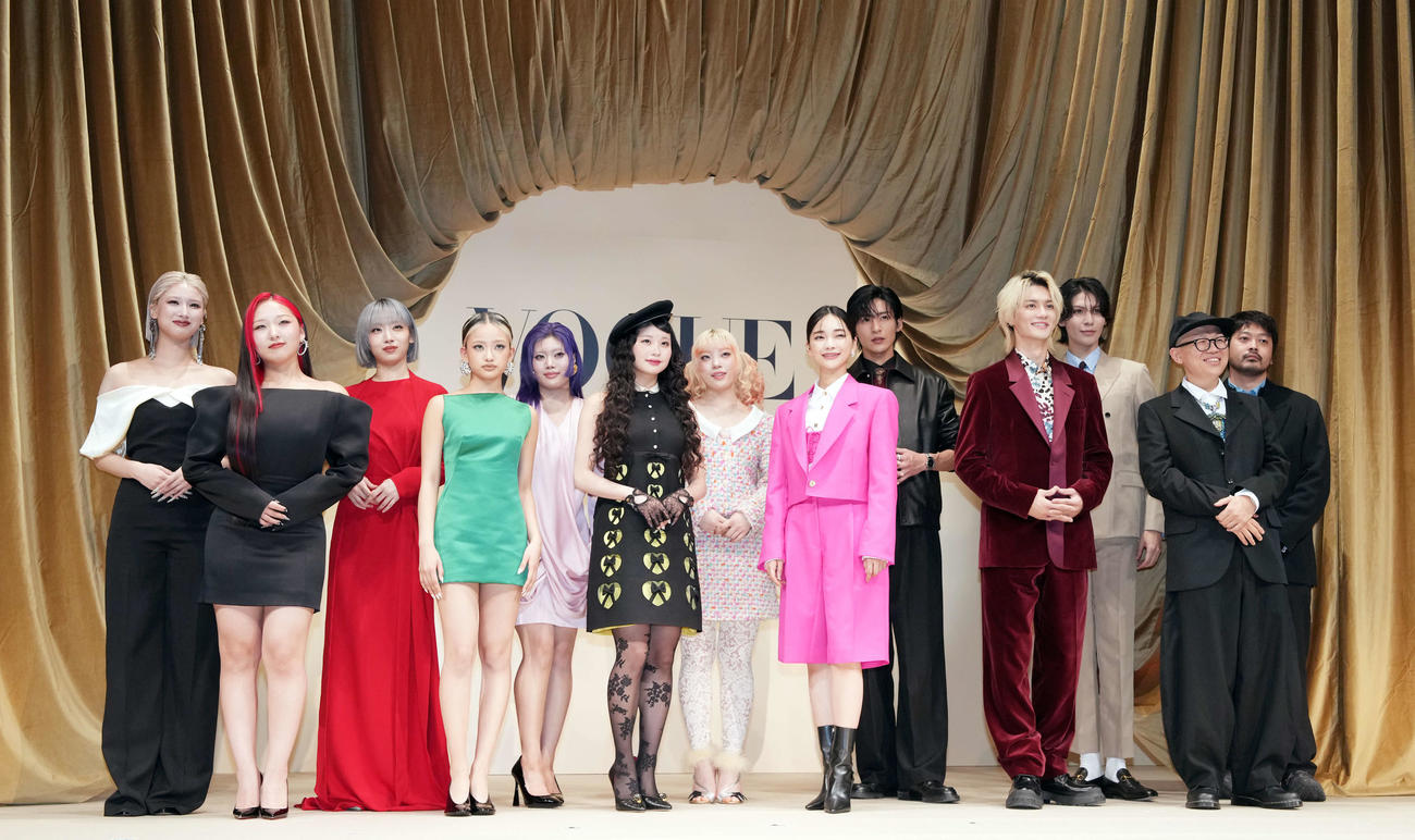 受賞した、左からMOMOKA、CHIKA、JISSO、YURI、NAOKO、KOHARU、MAHINA、見上愛、目黒蓮、佐野勇斗、ラウール、VERDY、大月壮士（撮影・小島史椰）