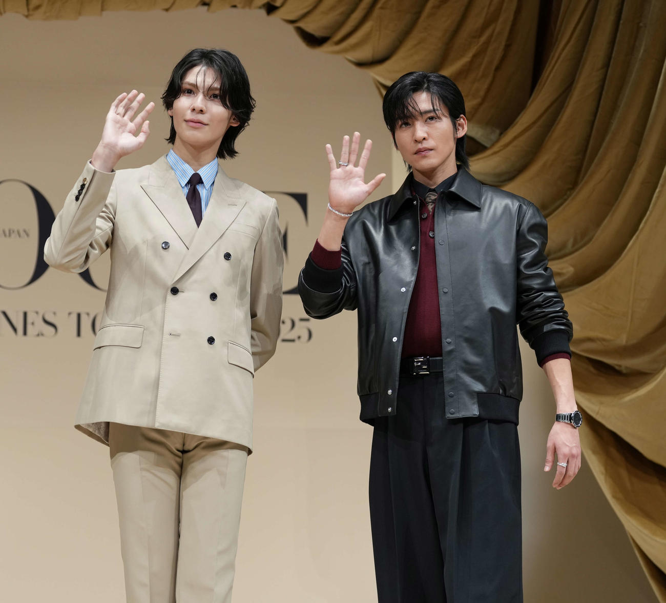 受賞したSnow Manのラウール（左）と目黒蓮（撮影・小島史椰）