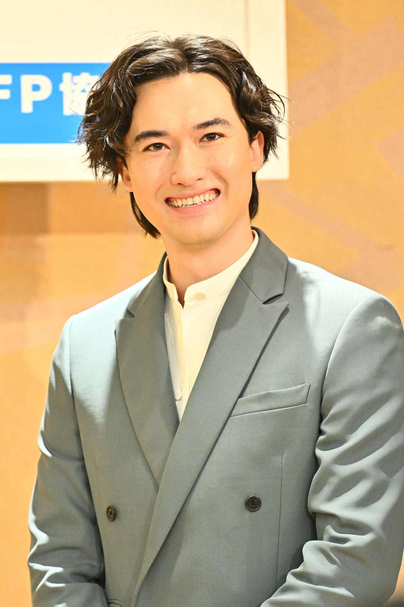 WFPチャリティーエッセイコンテスト2025表彰式で笑顔を見せるマリウス葉氏（撮影・滝沢徹郎）