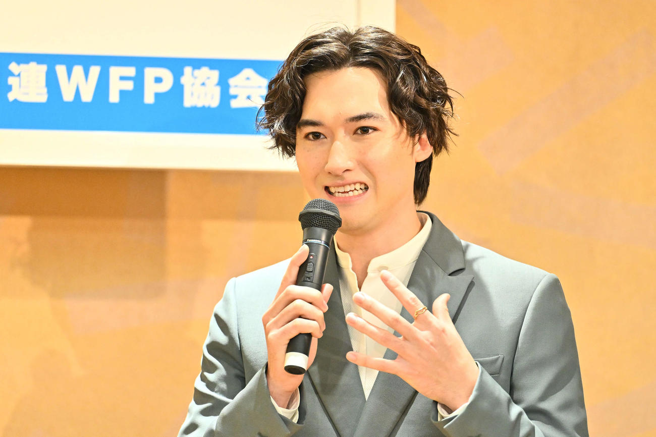 合同インタビューで質問に答えるマリウス葉氏（撮影・滝沢徹郎）