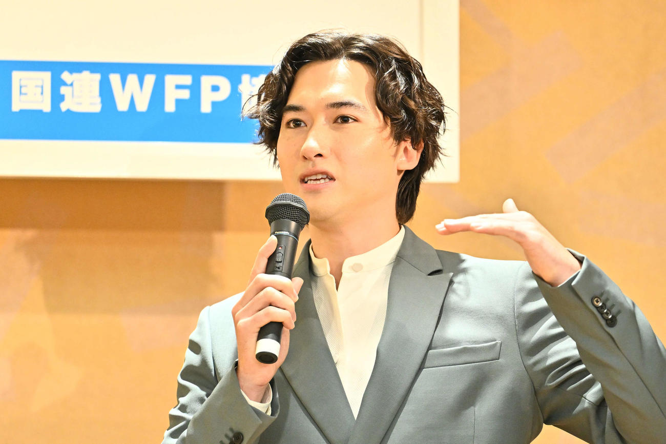 合同インタビューで質問に答えるマリウス葉氏（撮影・滝沢徹郎）