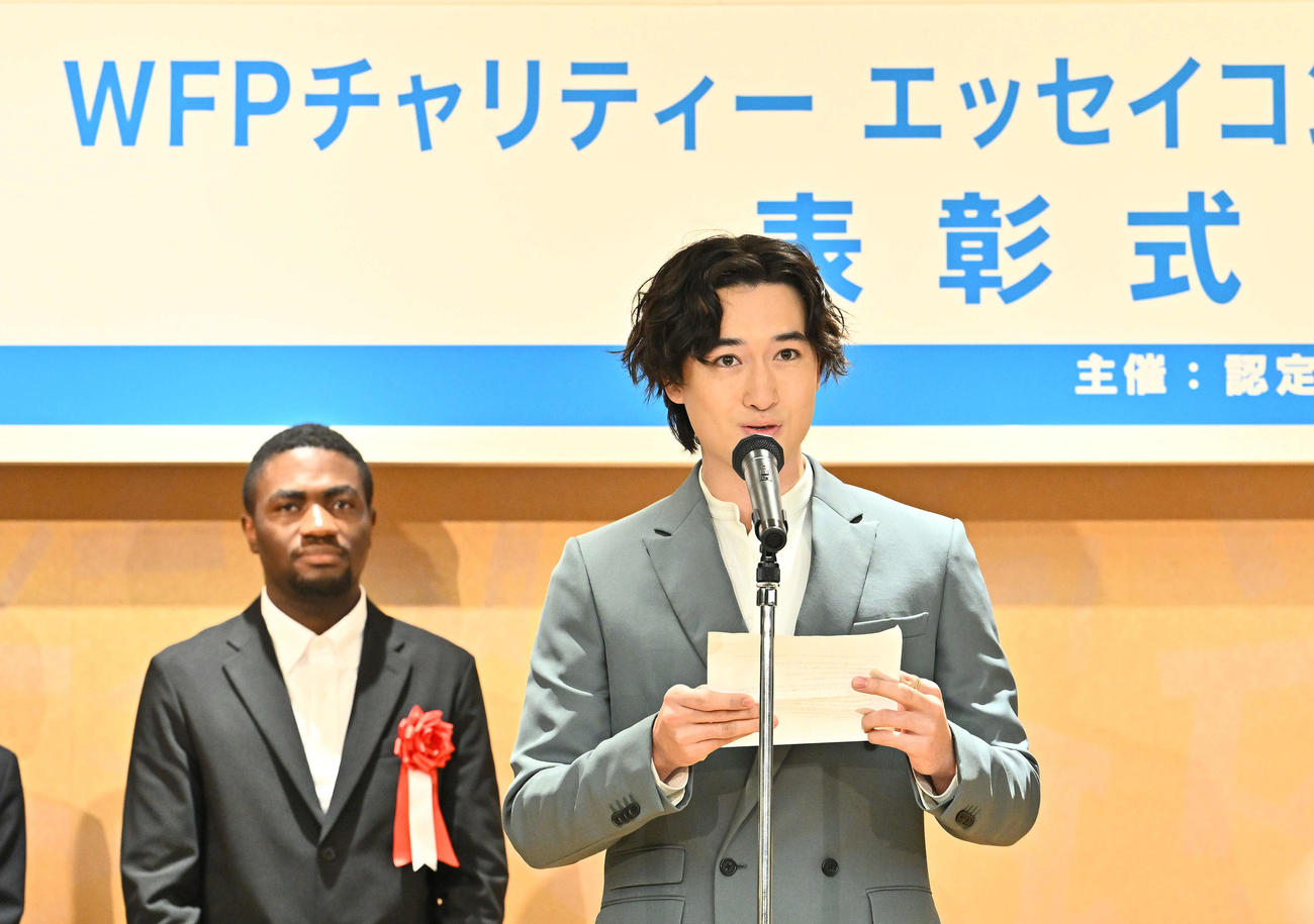あいさつするマリウス葉氏（手前）（撮影・滝沢徹郎）