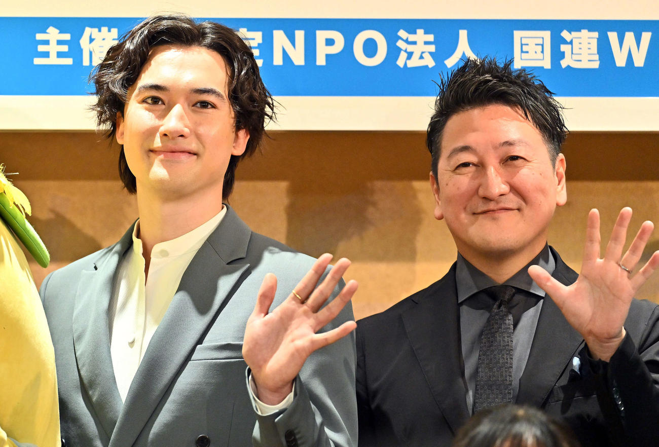 記念撮影で手を振るマリウス葉氏（左）と堀潤氏（撮影・滝沢徹郎）