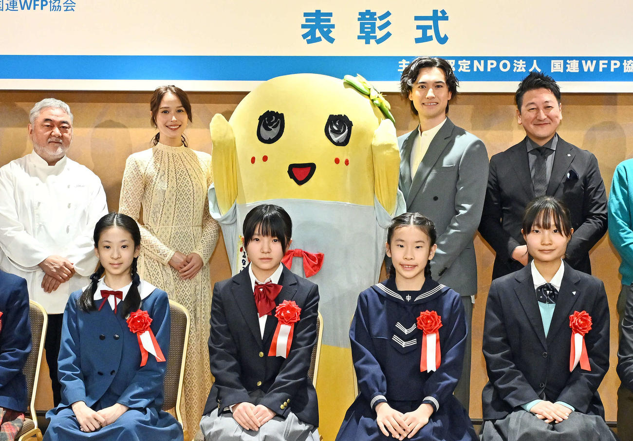 受賞者と記念撮影する、後列左から三国清三氏、広瀬アリス、ふなっしー、マリウス葉氏、堀潤氏（撮影・滝沢徹郎）