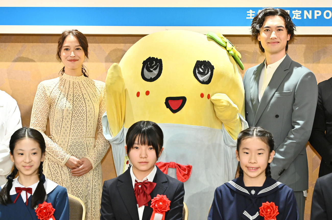 記念撮影する、後列左から広瀬アリス、ふなっしー、マリウス葉氏（撮影・滝沢徹郎）
