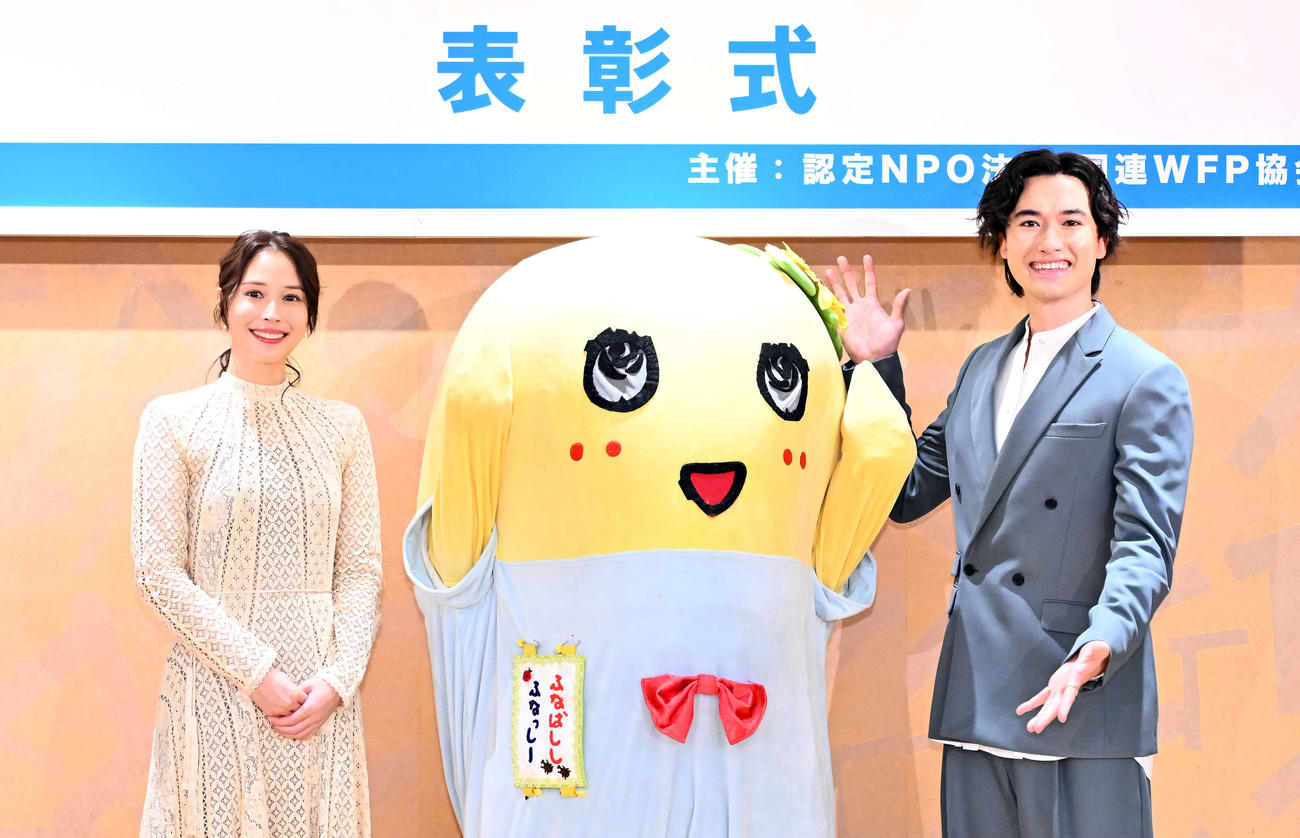 合同インタビューを終え記念撮影する、左から広瀬アリス、ふなっしー、マリウス葉氏（撮影・滝沢徹郎）