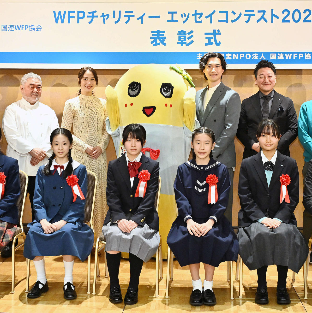 受賞者と記念撮影する、後列左から三国清三氏、広瀬アリス、ふなっしー、マリウス葉氏、堀潤氏（撮影・滝沢徹郎）